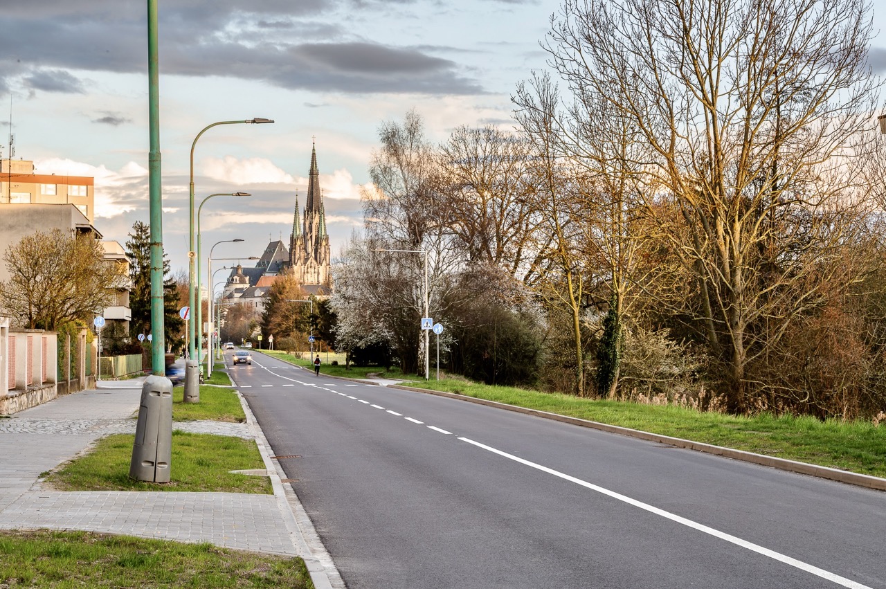 Olomouc – rekonstrukce ul. Dlouhá - Edilizia stradale e costruzione di ponti